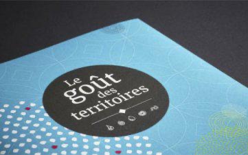 ÉDITIONS & SUPPORTS MARKETING Flyer, dépliant, brochures, affiches, étiquettes... le support papier revêt plusieurs formats et parures pour donner vie à votre message.